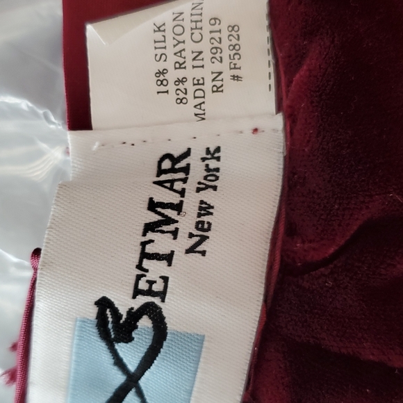 Deep burgundy maroon velvety bucket hat pleated detail button embellished - Picture 2 of 6